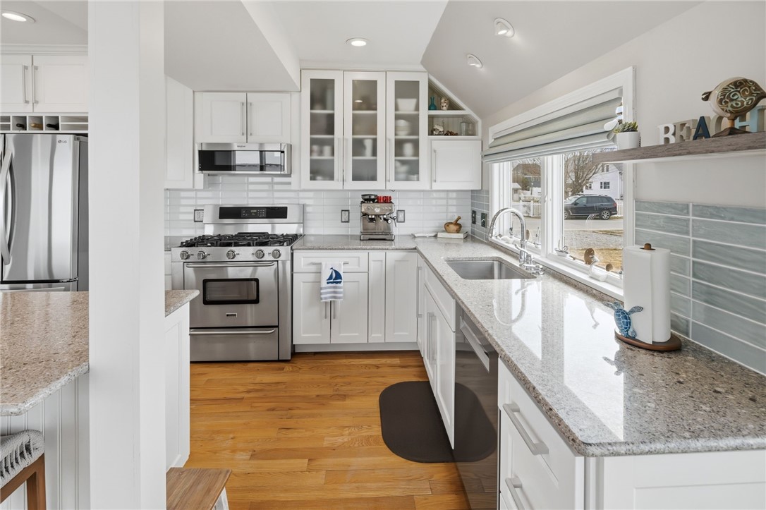 360 Shawomet Avenue Warwick, RI 02889 - Photo 17 of 47