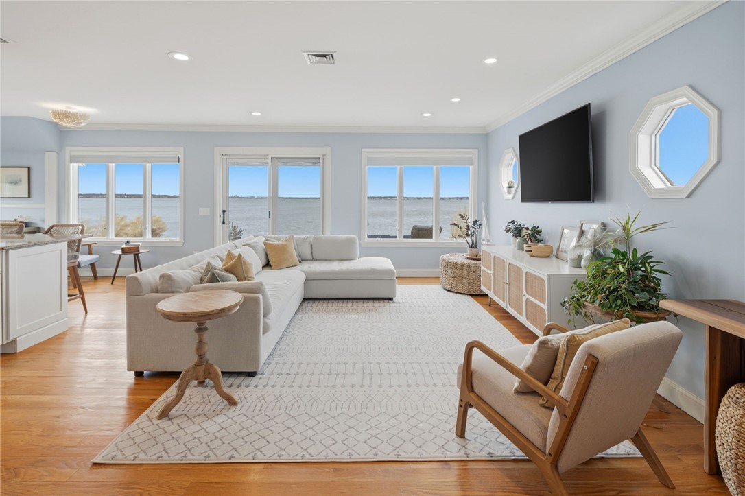 360 Shawomet Avenue Warwick, RI 02889 - Photo 8 of 47