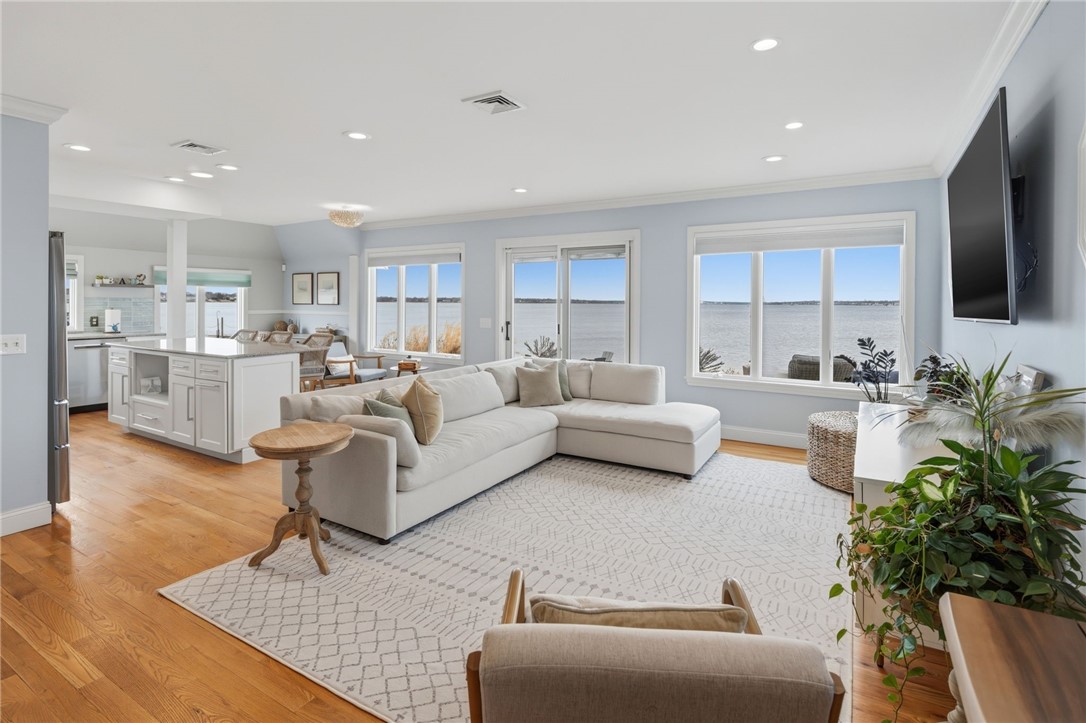 360 Shawomet Avenue Warwick, RI 02889 - Photo 9 of 47