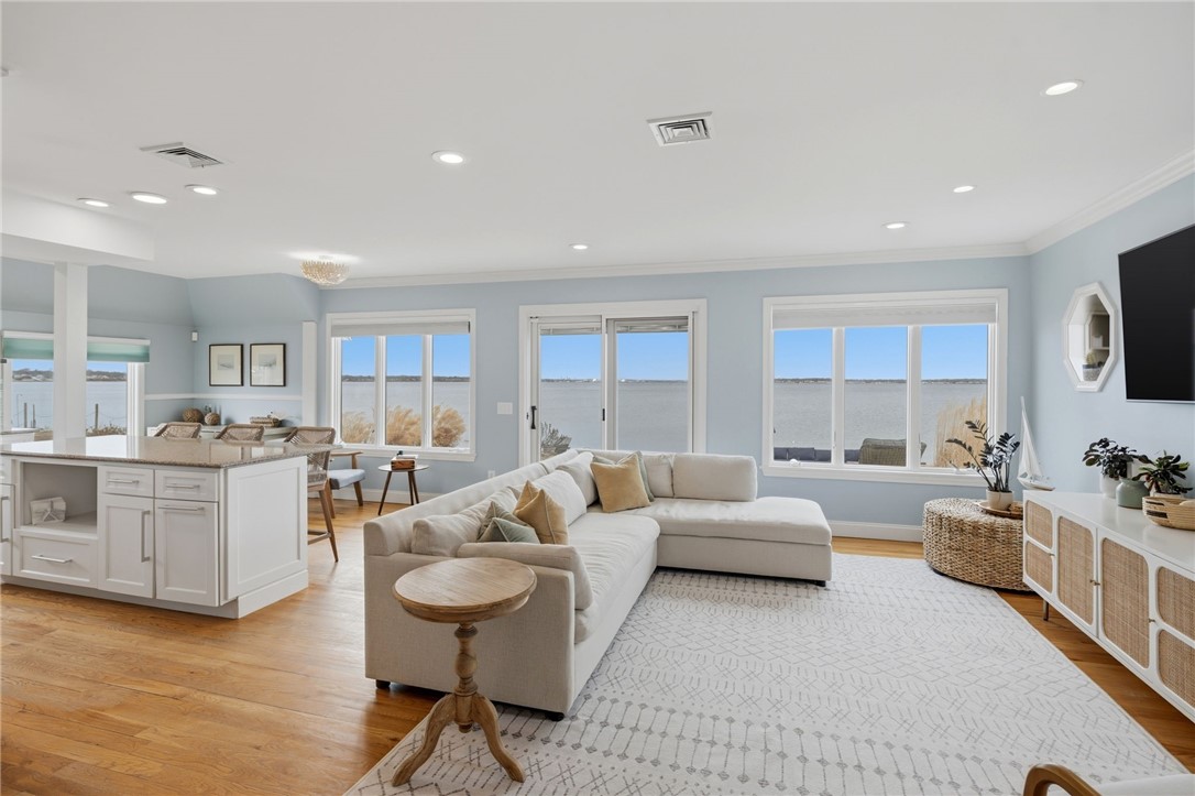 360 Shawomet Avenue Warwick, RI 02889 - Photo 10 of 47