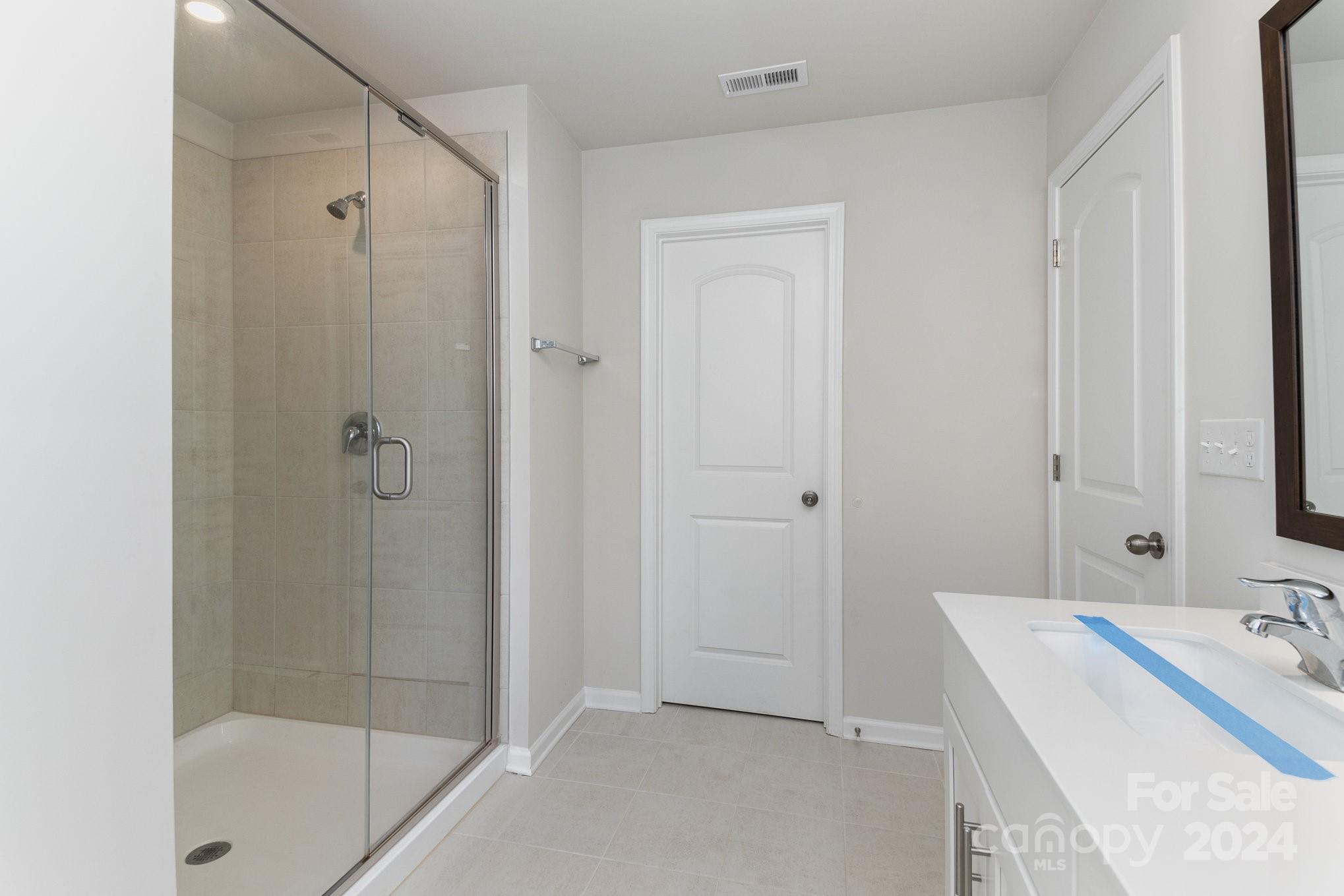 9130 Ramsford Road Charlotte, NC 28227 - Photo 11 of 18 a bathroom with a tub a sink and mirror