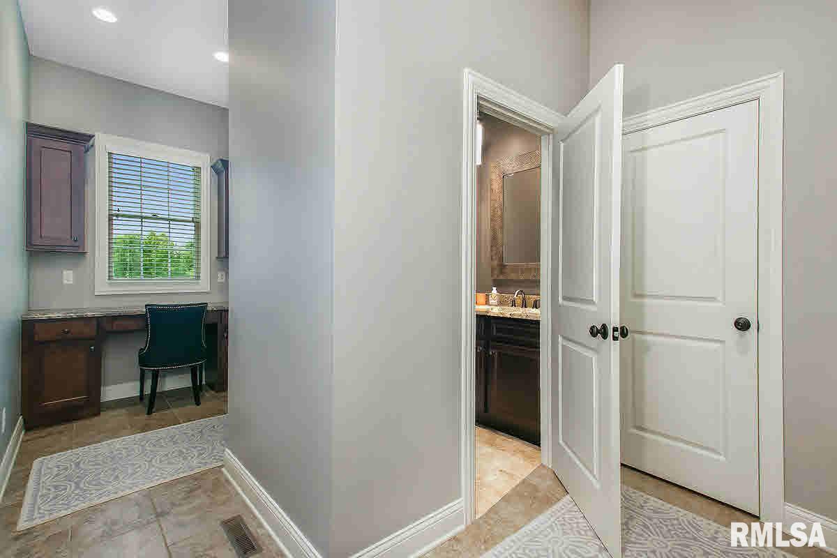 6352 Cardinal Road Bettendorf, IA 52722 - Photo 12 of 24 Gallery Image 12
