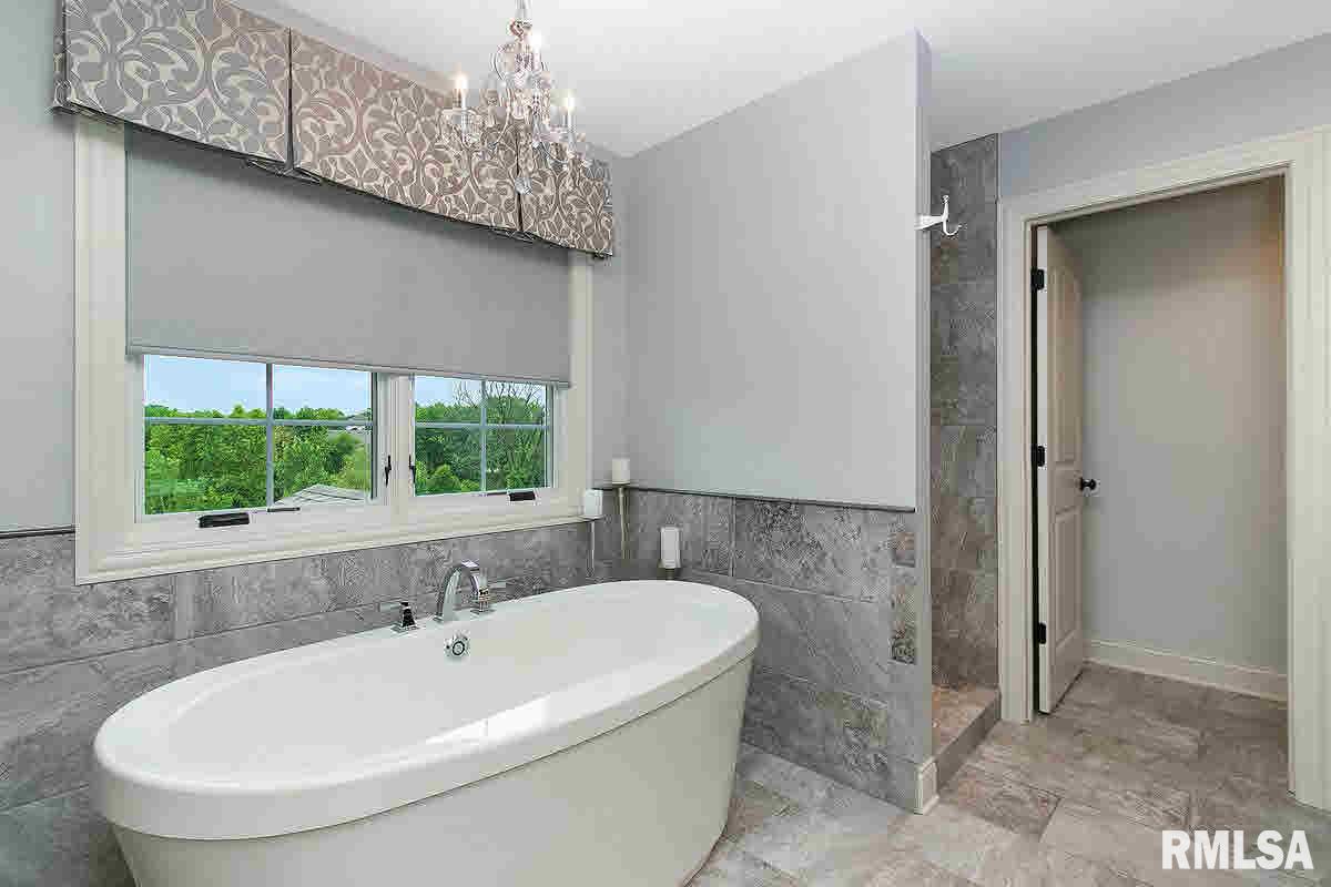 6352 Cardinal Road Bettendorf, IA 52722 - Photo 16 of 24 Gallery Image 16