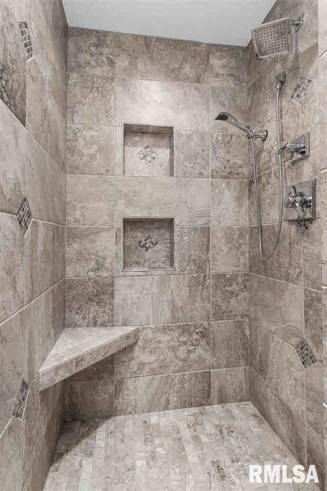 6352 Cardinal Road Bettendorf, IA 52722 - Photo 17 of 24 Gallery Image 17