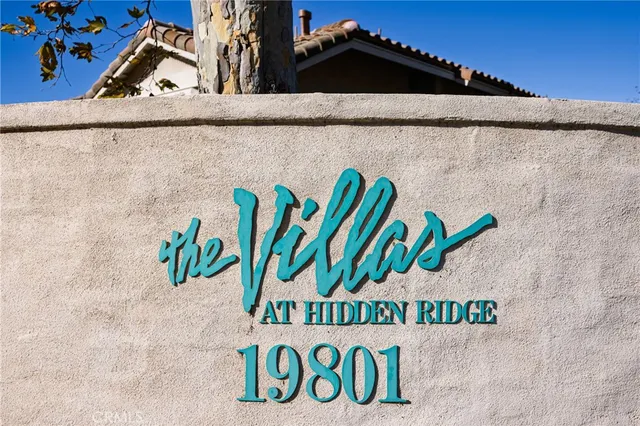 a street sign sitting on a wall