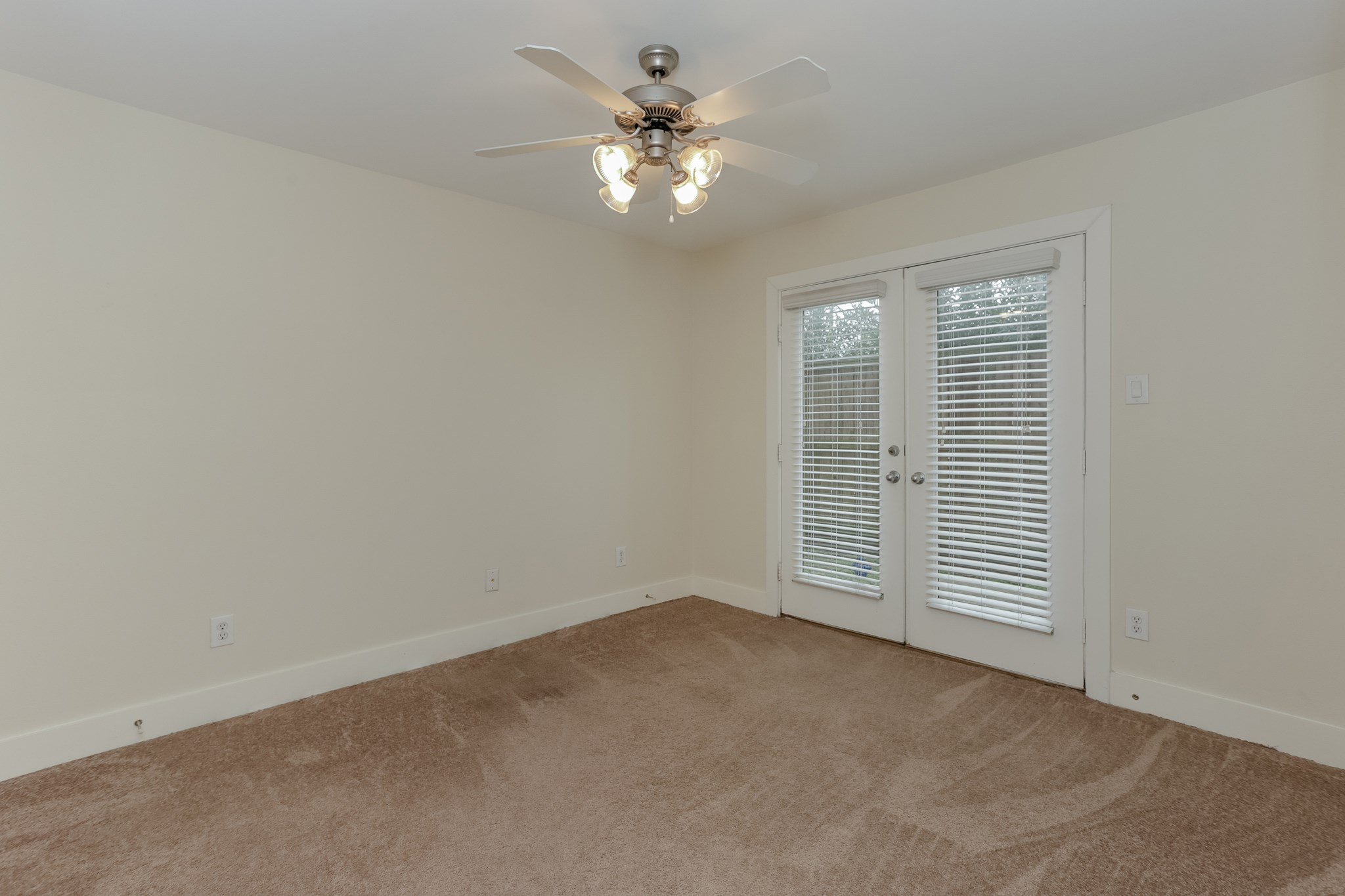 2705 Rutland Street, Unit B Houston, TX 77008 - Photo 18 of 21 Bedroom #3 also located on the 1st floor opens up to the backyard.