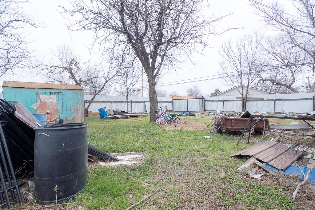 2501 Spruce Street Amarillo, TX 79103 - Photo 13 of 15 a view of backyard with a garden and trees