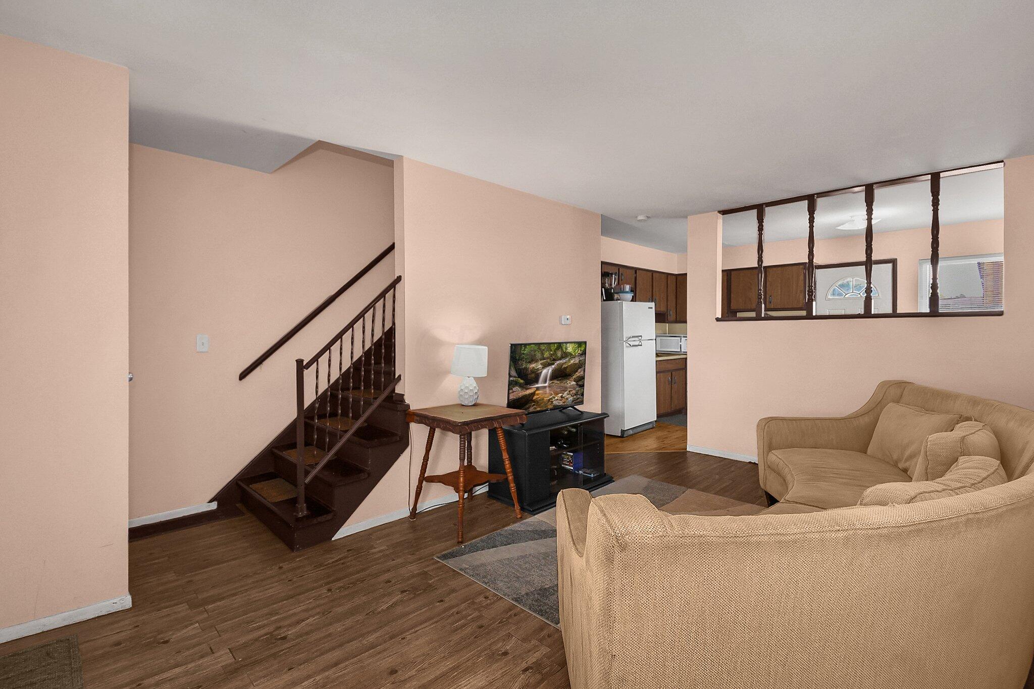 5690 Beechcroft Road, Unit 5690B Columbus, OH 43229 - Photo 3 of 29 8-web-or-mls-5690-beechcroft-rd-b