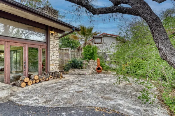 a view of a house with backyard and sitting area