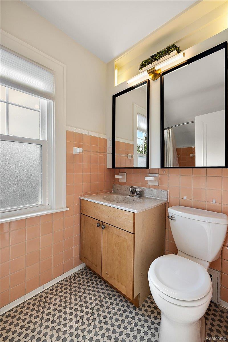 2136 Dorchester Road Birmingham, MI 48009 - Photo 33 of 76 097-2136 Dorchester-94.jpg