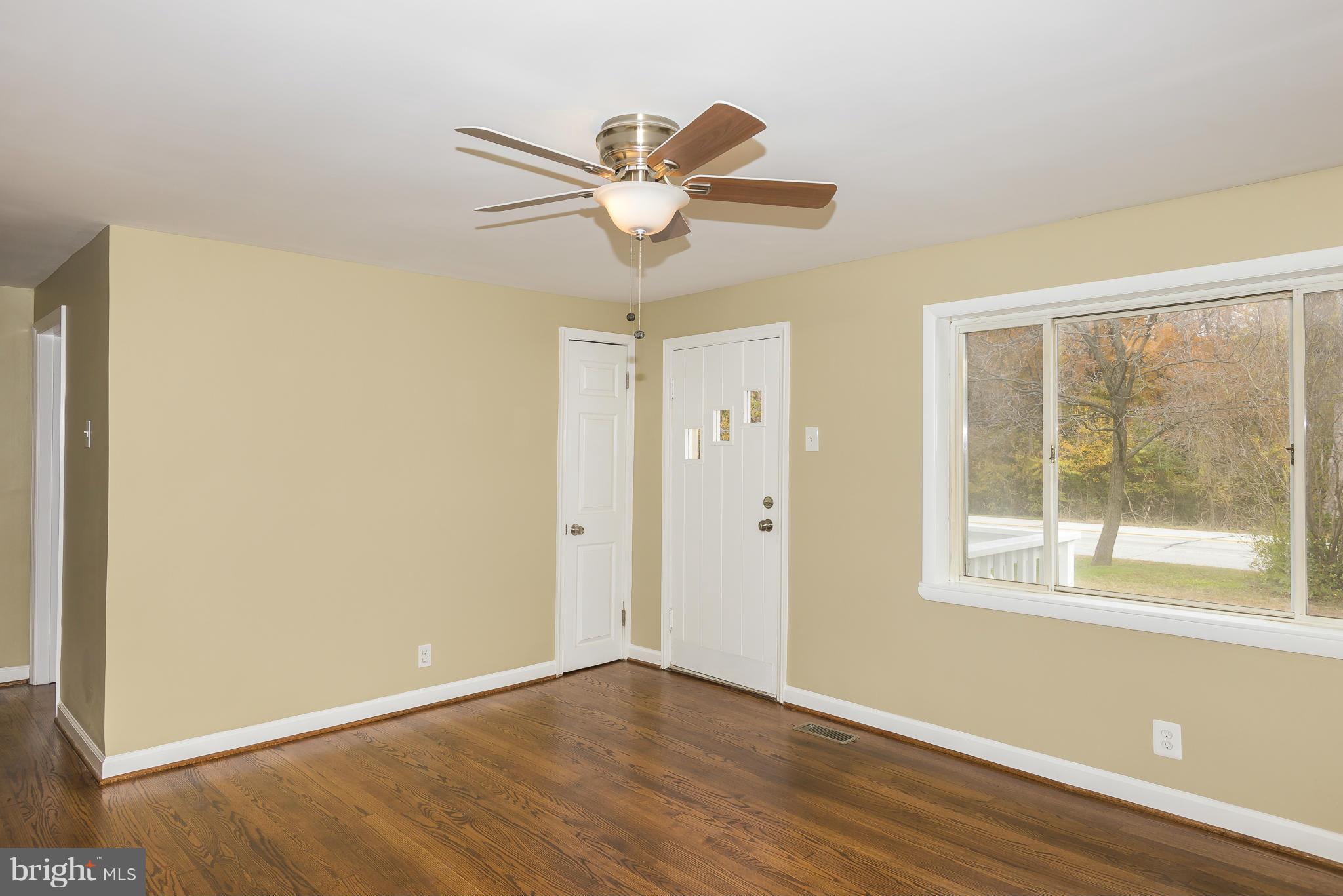 1840 Division Road Pasadena, MD 21122 - Photo 8 of 30 Living Room