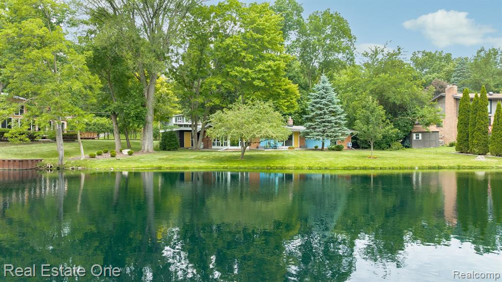 29845 Highmeadow Road Farmington Hills, MI 48334 - Photo 2 of 36