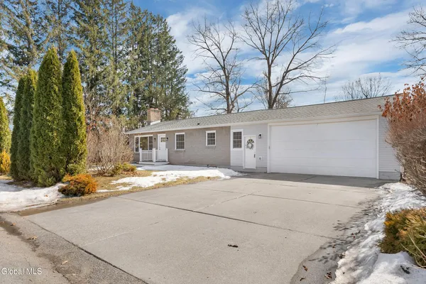 $299,500 | 19 Carver Street, Halfmoon, NY 12118