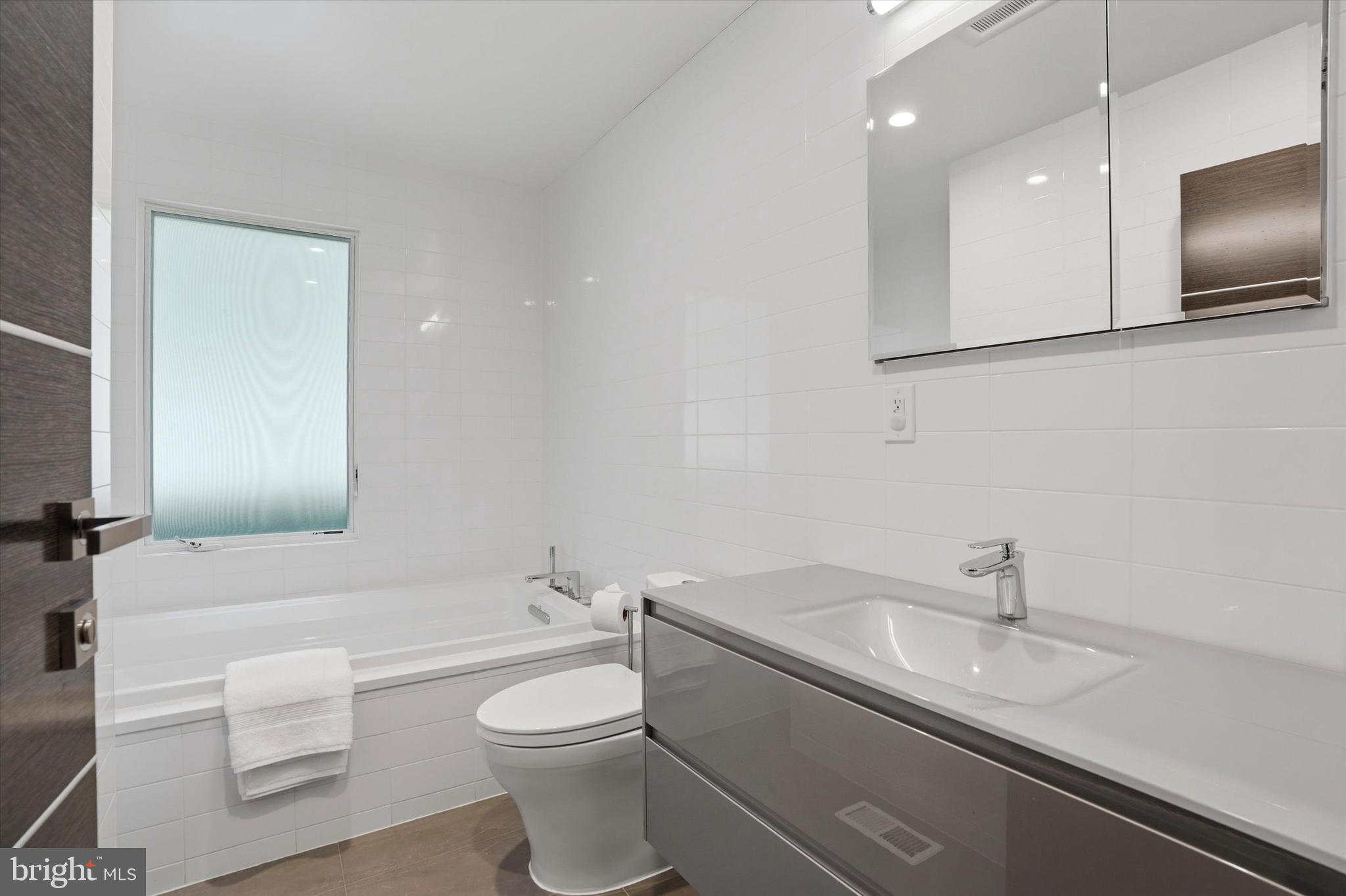 695 Knox Road Wayne, PA 19087 - Photo 19 of 45 Hall bath with large soaking tub