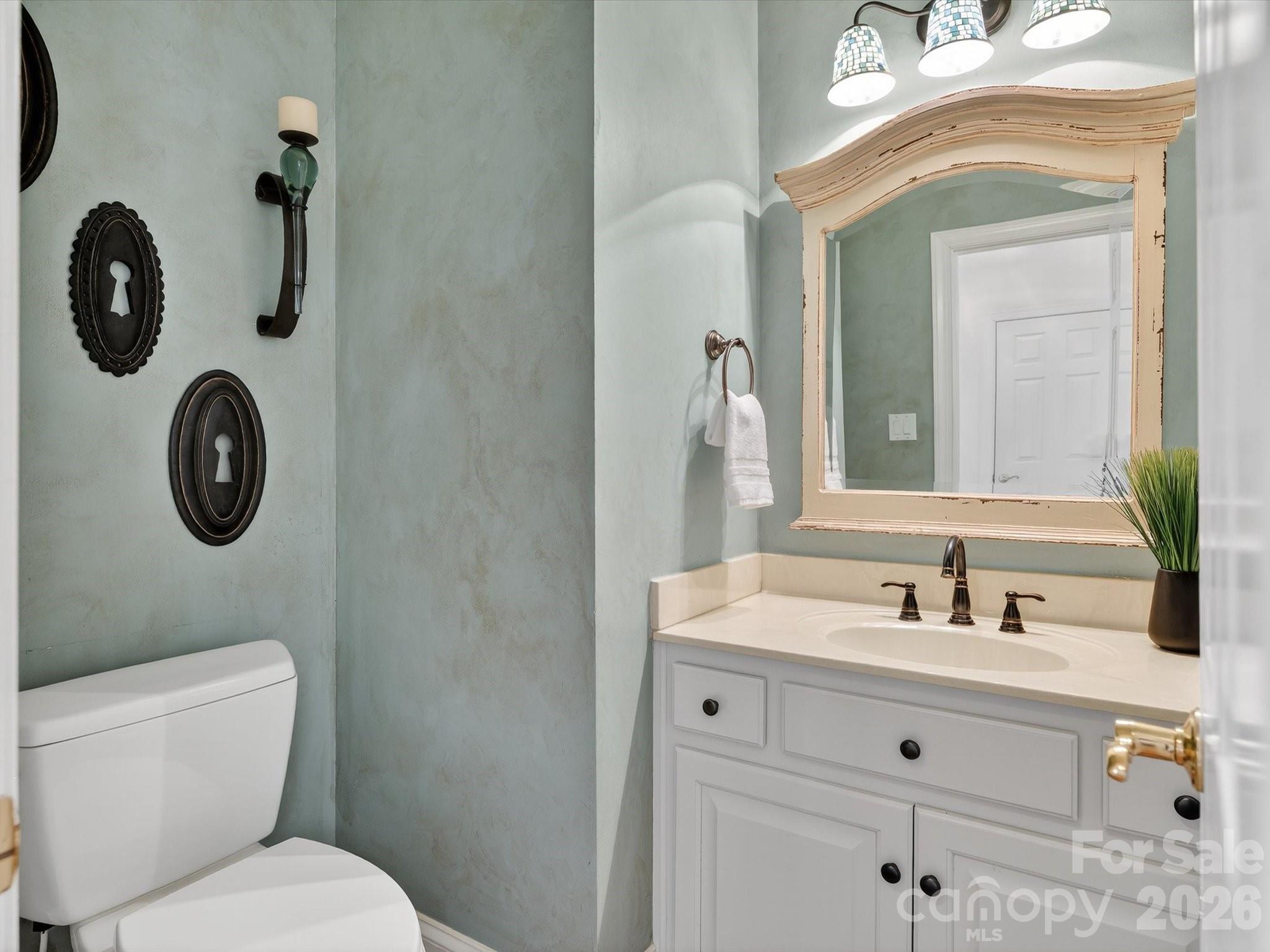 13417 Scanlan Way Davidson, NC 28036 - Photo 22 of 48 a bathroom with a toilet a sink and a mirror