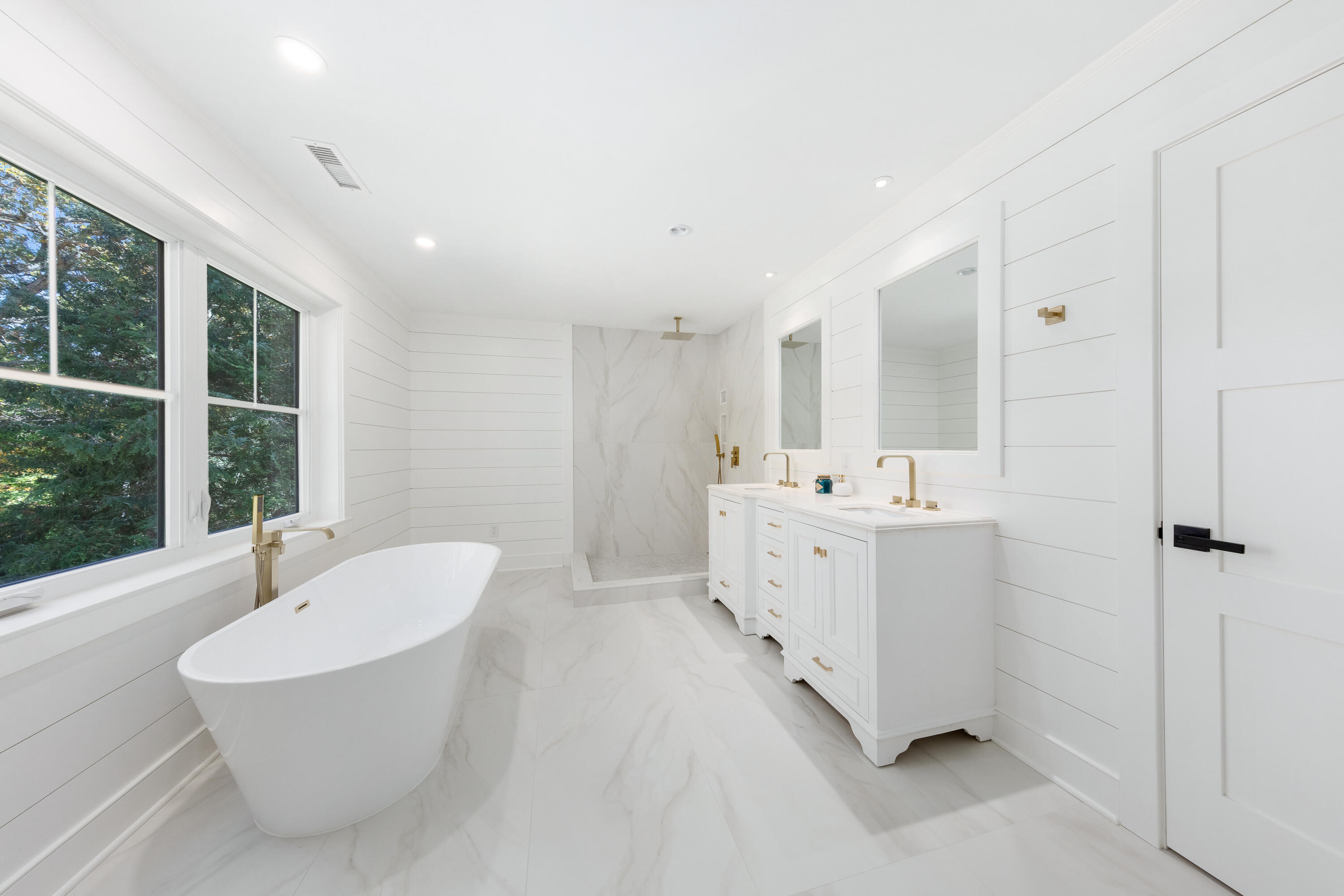 14 Edgewood Road Darien, CT 06820 - Photo 19 of 38 a bathroom with a white tub a sink and mirror