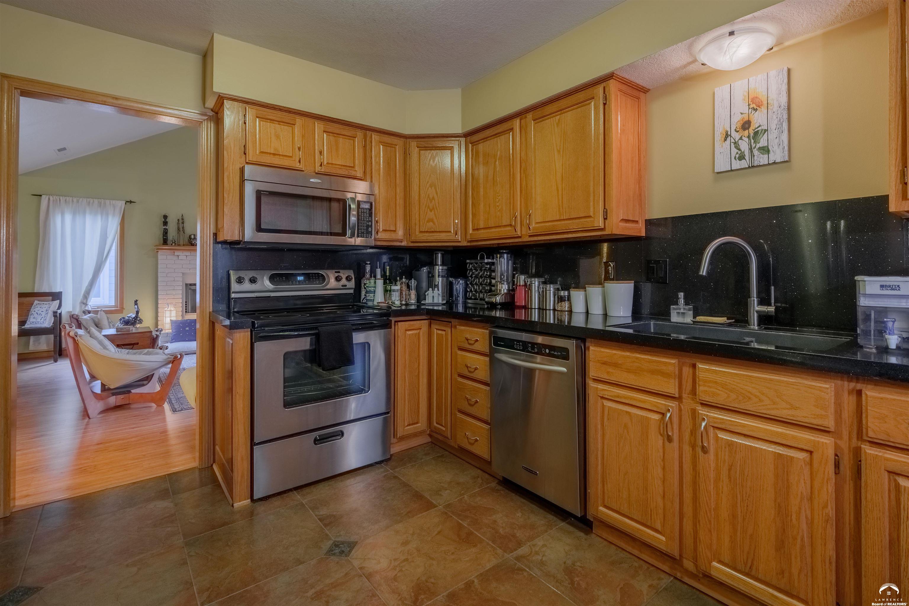 4917 Colonial Way Lawrence, KS 66049 - Photo 11 of 29