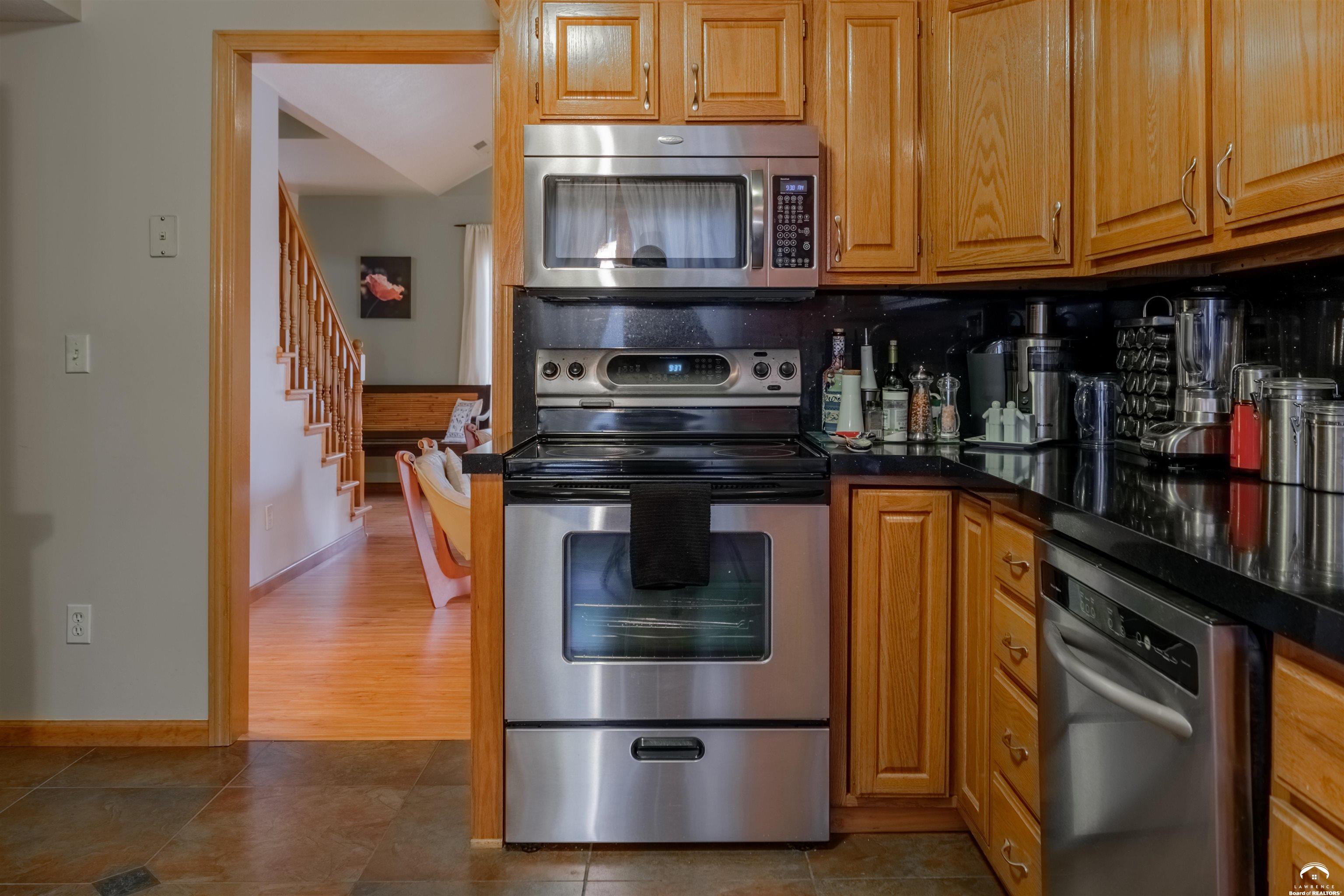 4917 Colonial Way Lawrence, KS 66049 - Photo 12 of 29