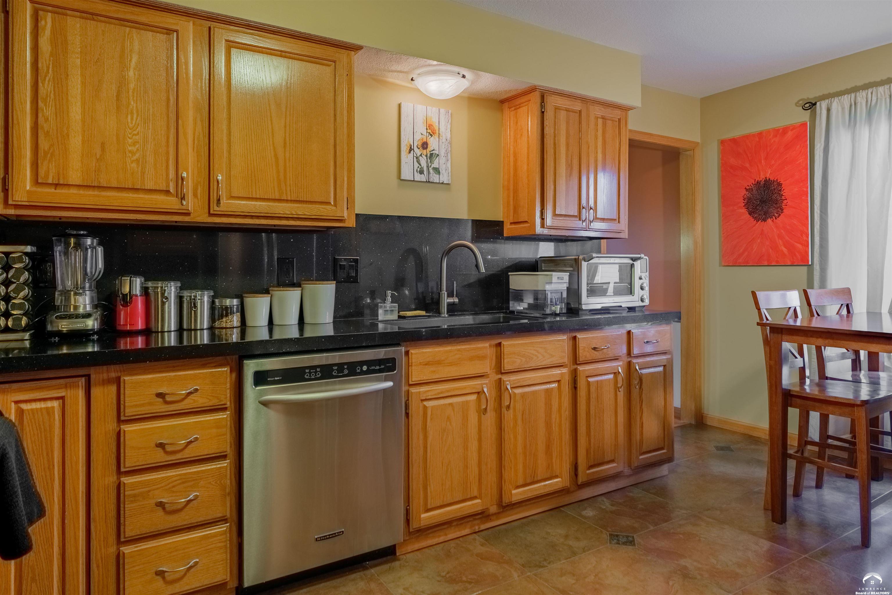 4917 Colonial Way Lawrence, KS 66049 - Photo 10 of 29