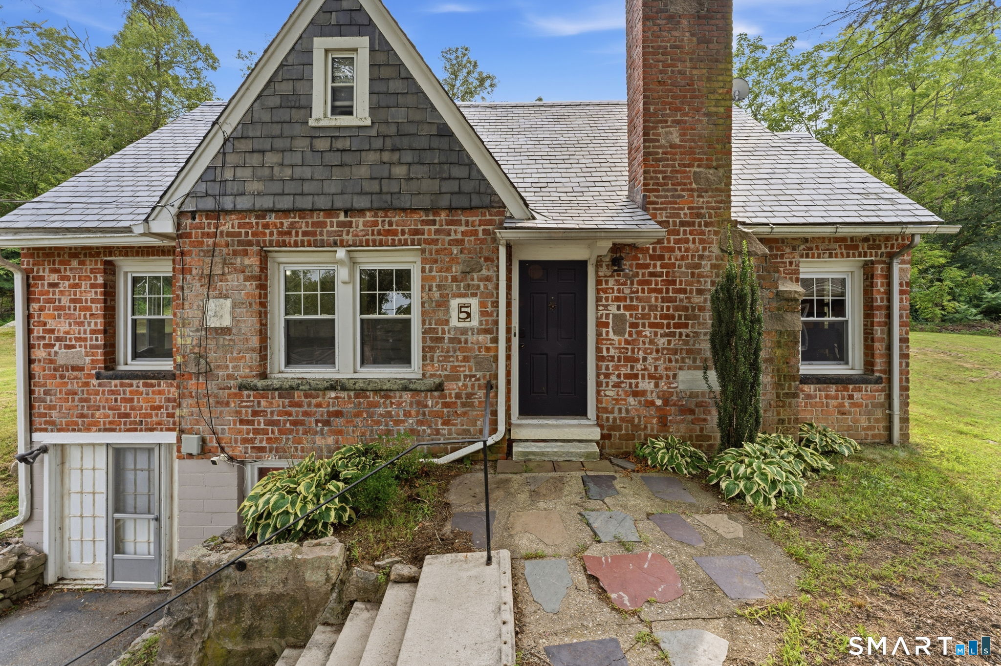 5 Richards Grove Road Waterford, CT 06375 - Photo 1 of 40 Gallery Image 1