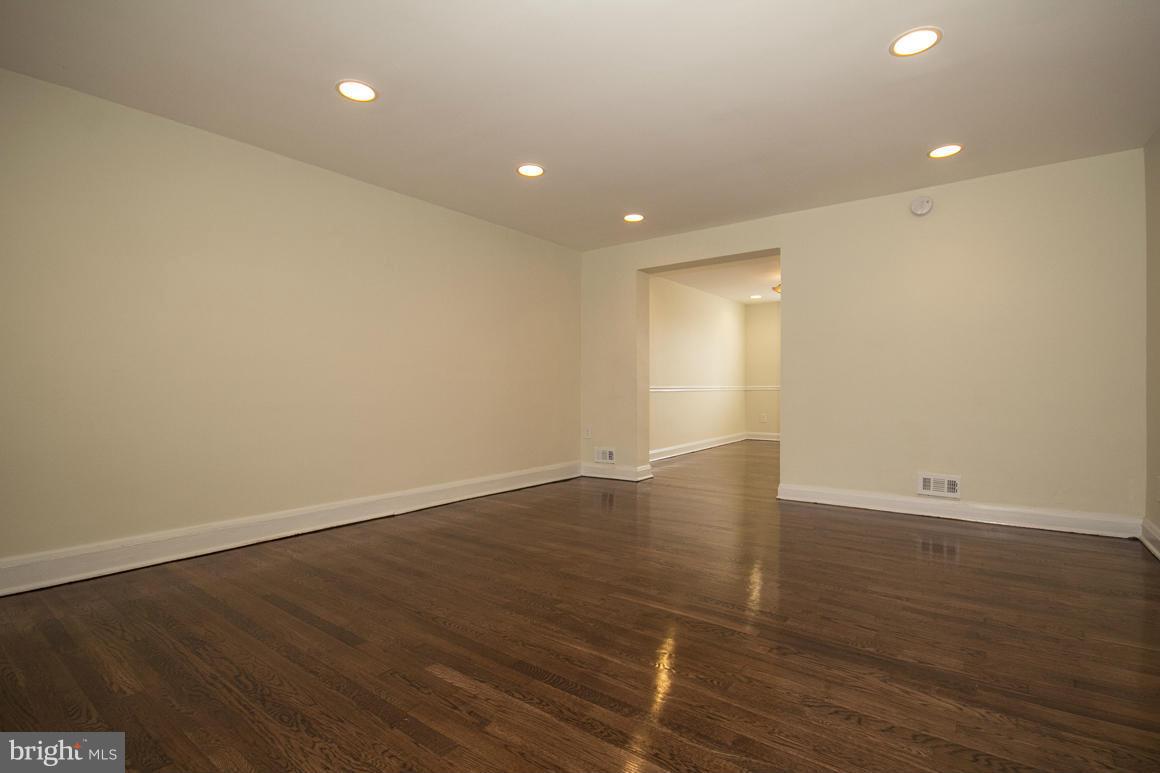 1130 Kevin Road Baltimore, MD 21229 - Photo 3 of 20 Living Room