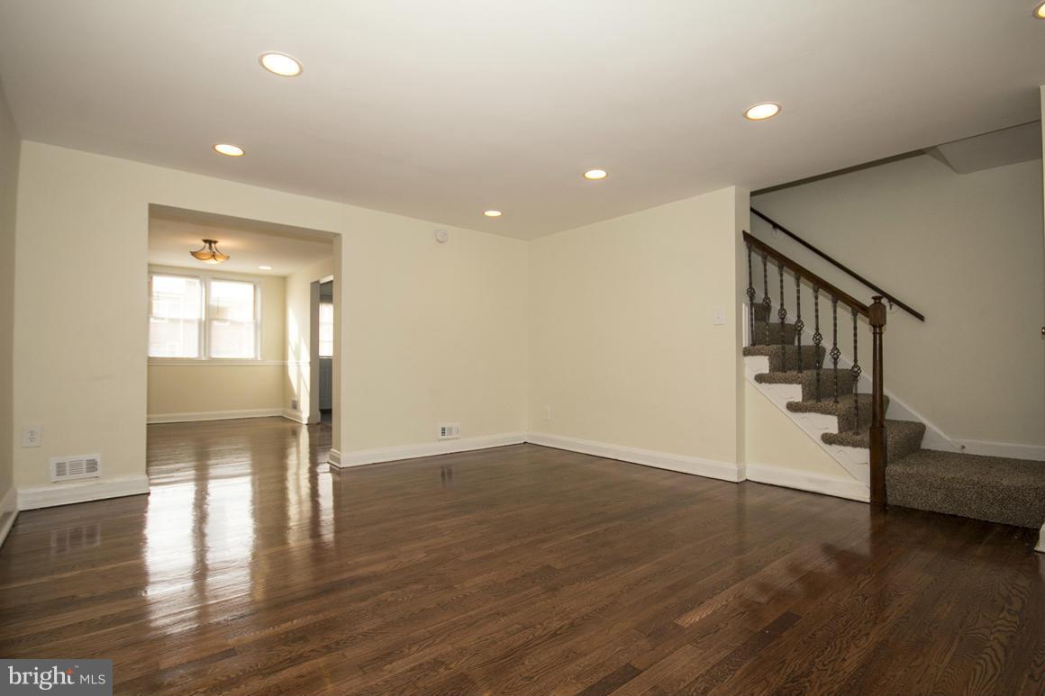 1130 Kevin Road Baltimore, MD 21229 - Photo 4 of 20 Living Room