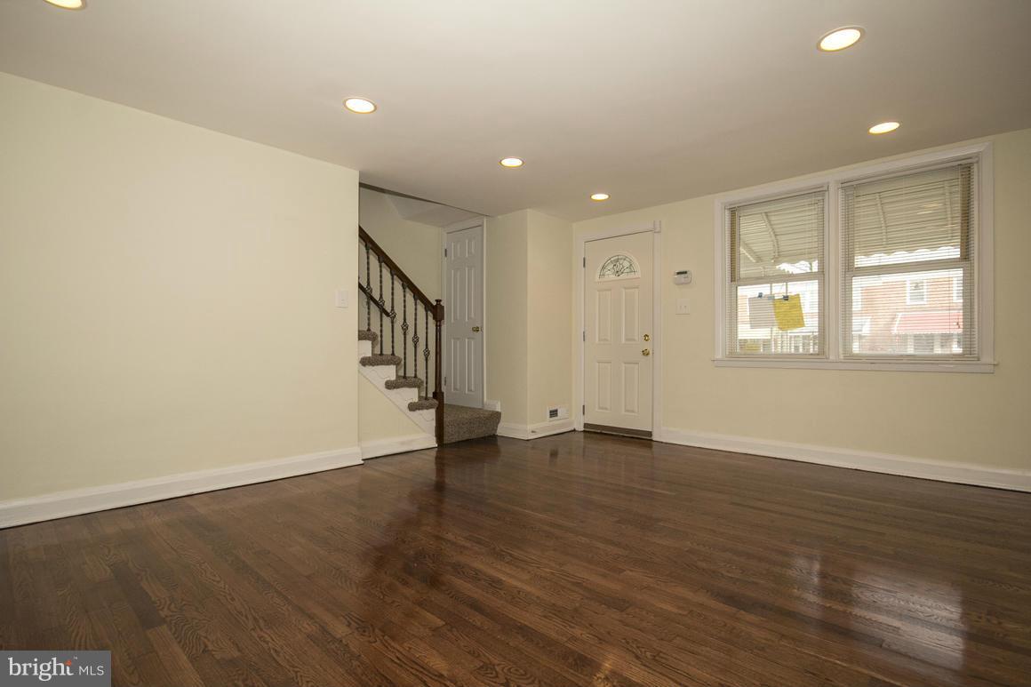 1130 Kevin Road Baltimore, MD 21229 - Photo 5 of 20 Living Room