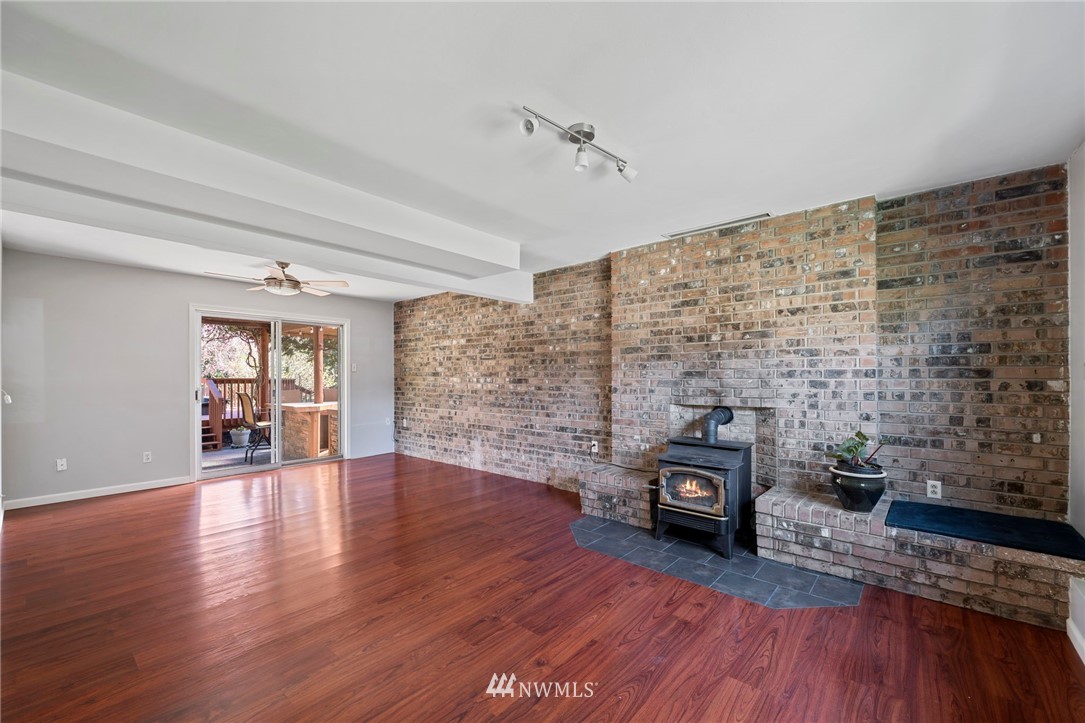 10831 38th Drive Southeast Everett, WA 98208 - Photo 23 of 40 a living room with furniture and wooden floor