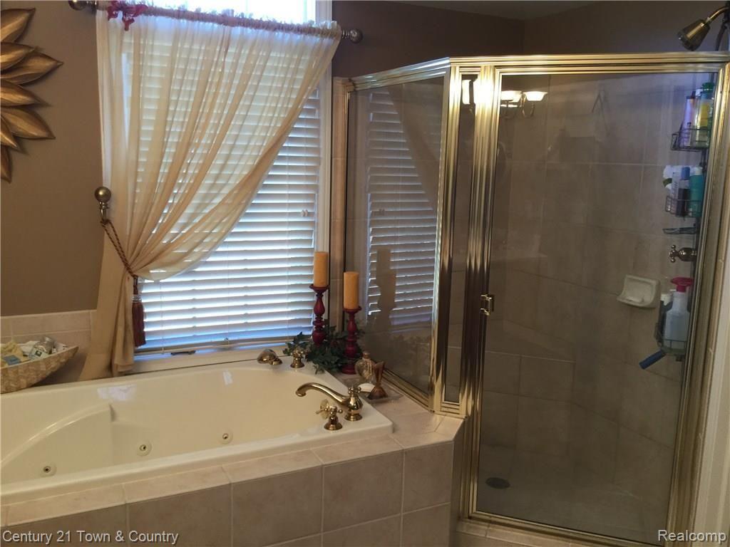 4731 Oakhurst Ridge Road Clarkston, MI 48348 - Photo 26 of 59 MASTER BATH WITH JETTED TUB & SEPARATE SHOWER...