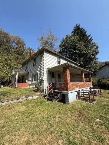 a view of a house with backyard