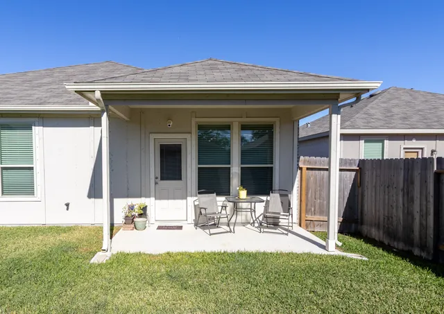 $300,000 | 336 Paso Fino Drive, Alvin, TX 77511