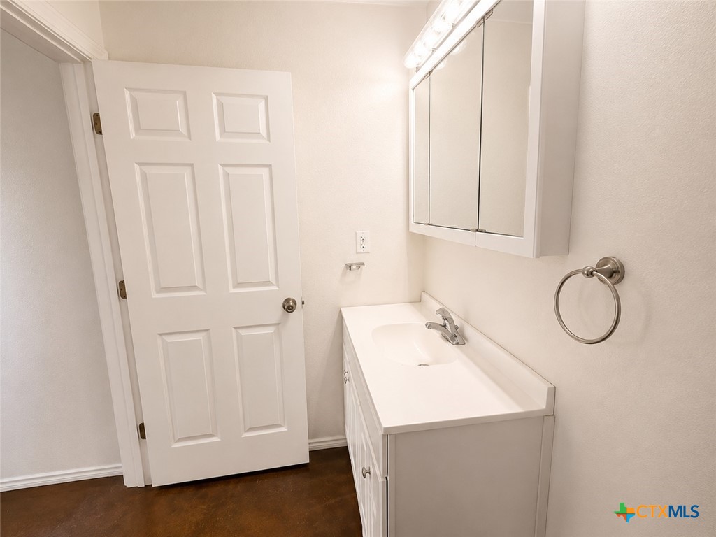 661 West Austin Street, Unit D Luling, TX 78648 - Photo 5 of 7