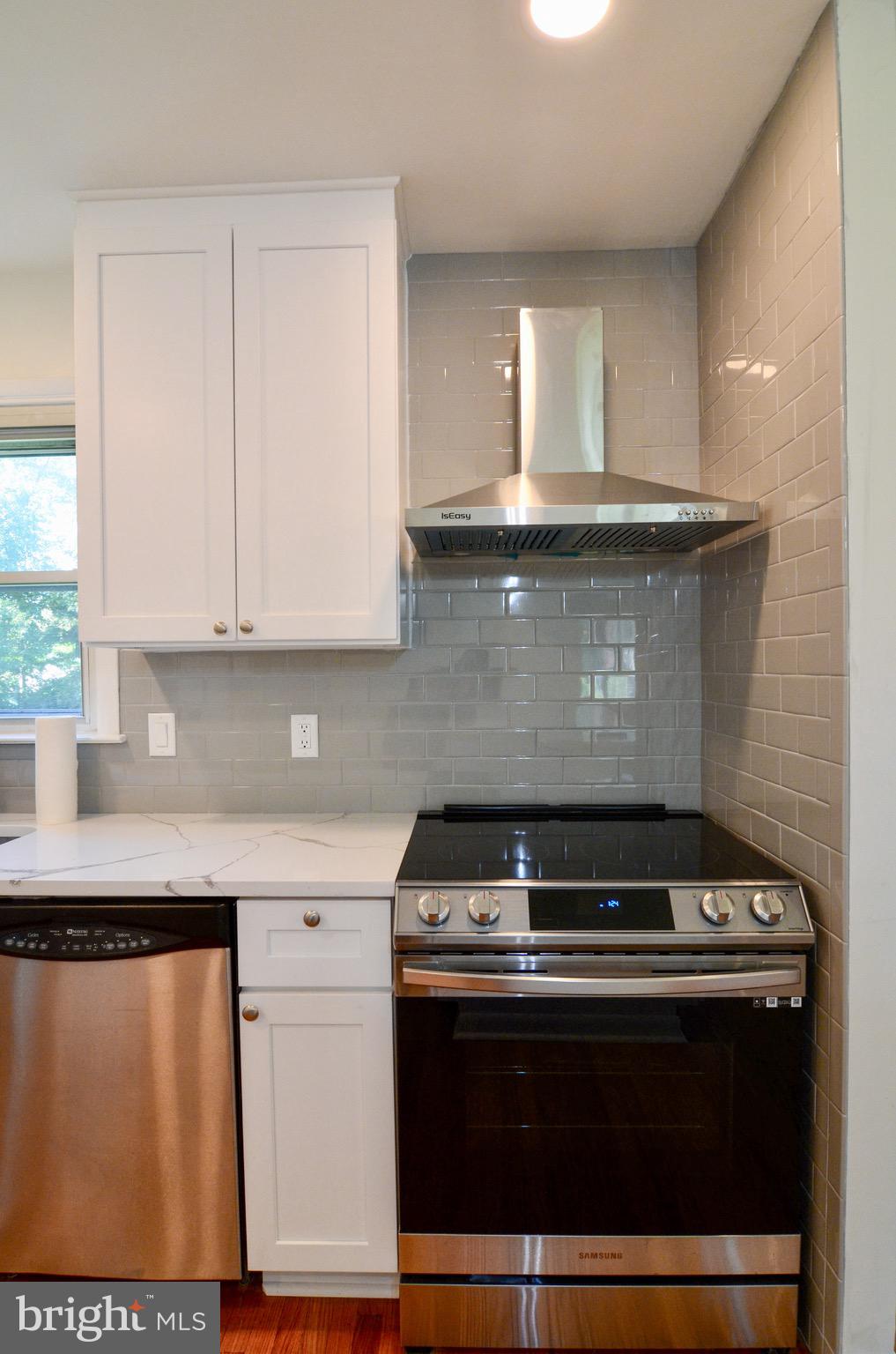 702 Glen Road Warminster, PA 18974 - Photo 14 of 38 hood vent