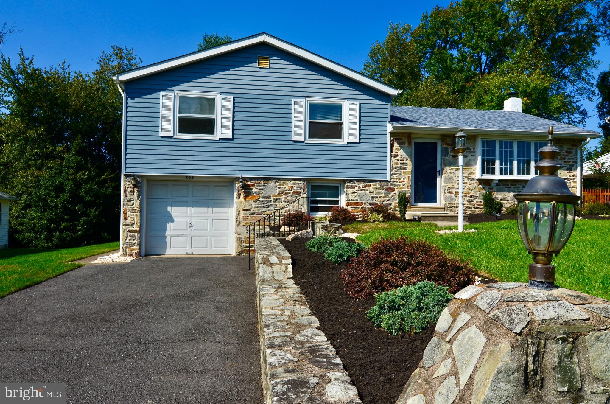 702 Glen Road Warminster, PA 18974 - Photo 3 of 38 Built in garage