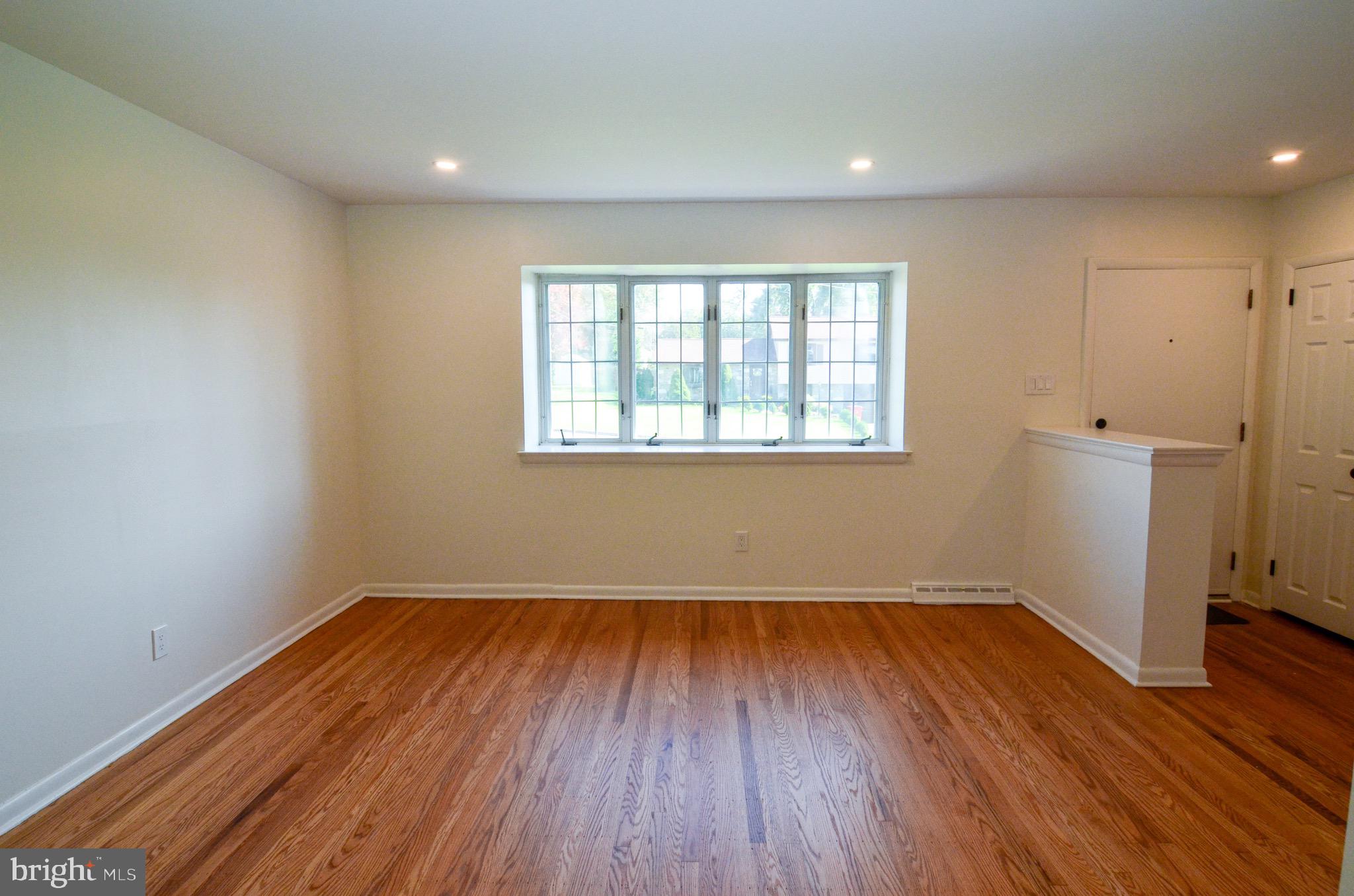 702 Glen Road Warminster, PA 18974 - Photo 10 of 38 living room