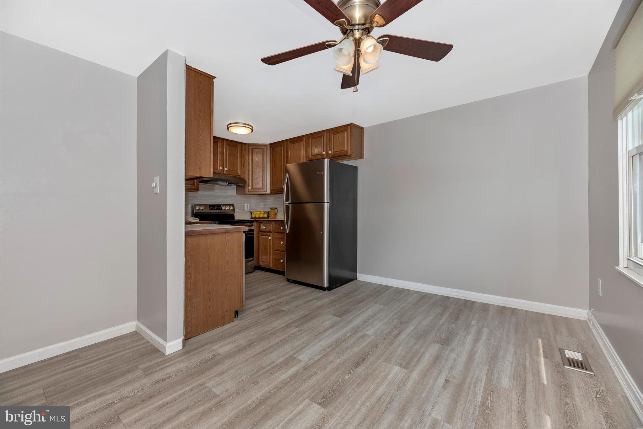 17531 Kohlhoss Road Poolesville, MD 20837 - Photo 4 of 53 Open Kitchen with Breakfast Area