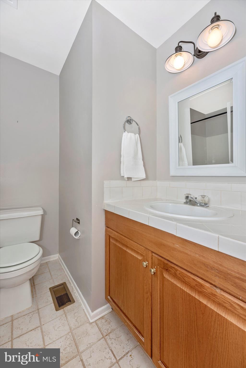 17531 Kohlhoss Road Poolesville, MD 20837 - Photo 32 of 53 Full Hall Bath