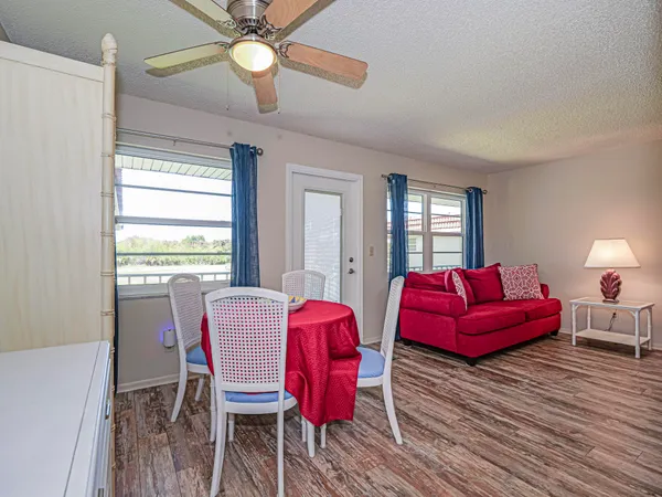 $1,200 | 74 Royal Oak Court, Unit 205, Vero Beach, FL 32962