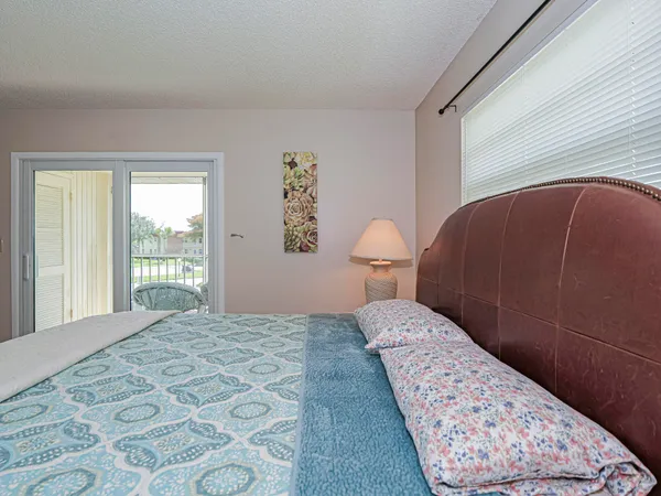 $1,200 | 74 Royal Oak Court, Unit 205, Vero Beach, FL 32962