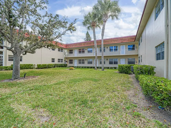 $1,200 | 74 Royal Oak Court, Unit 205, Vero Beach, FL 32962