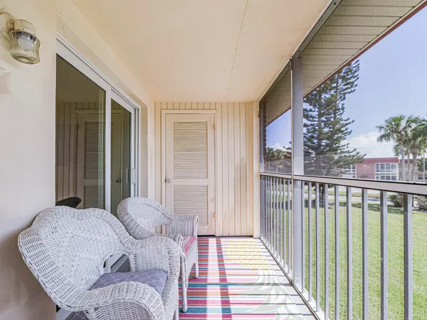 $1,200 | 74 Royal Oak Court, Unit 205, Vero Beach, FL 32962