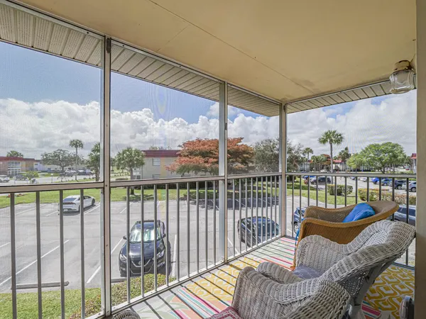 $1,200 | 74 Royal Oak Court, Unit 205, Vero Beach, FL 32962