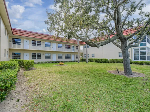 $1,200 | 74 Royal Oak Court, Unit 205, Vero Beach, FL 32962