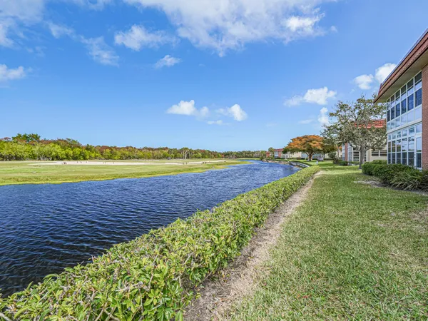 $1,200 | 74 Royal Oak Court, Unit 205, Vero Beach, FL 32962