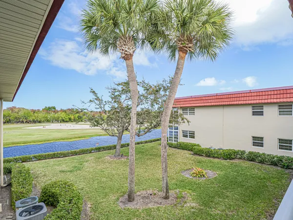 $1,200 | 74 Royal Oak Court, Unit 205, Vero Beach, FL 32962