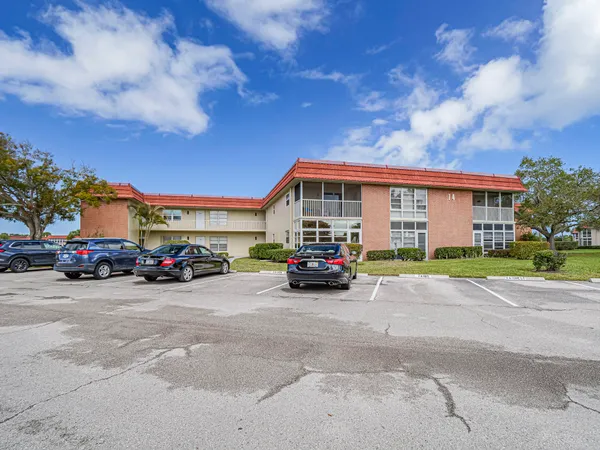 $1,200 | 74 Royal Oak Court, Unit 205, Vero Beach, FL 32962