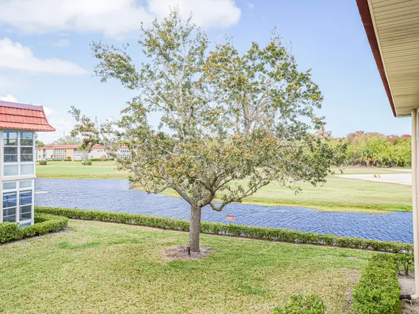 $1,200 | 74 Royal Oak Court, Unit 205, Vero Beach, FL 32962