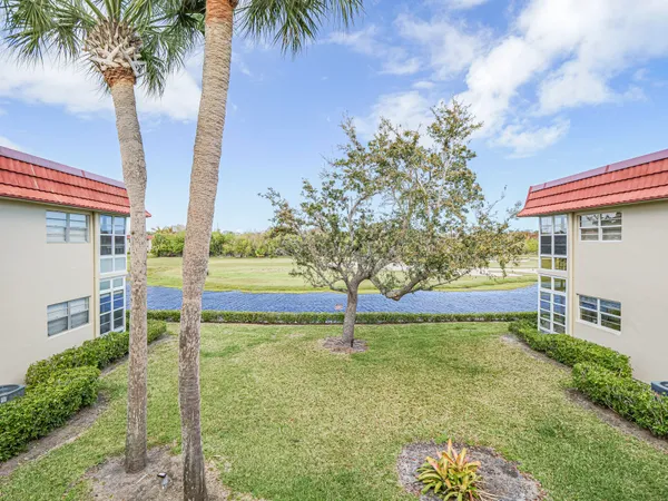 $1,200 | 74 Royal Oak Court, Unit 205, Vero Beach, FL 32962