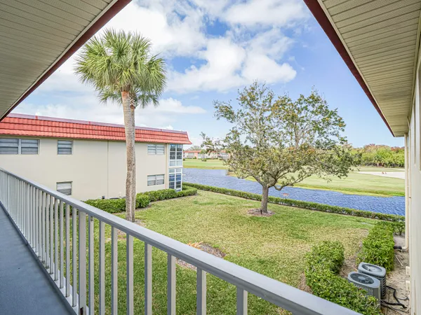 $1,200 | 74 Royal Oak Court, Unit 205, Vero Beach, FL 32962