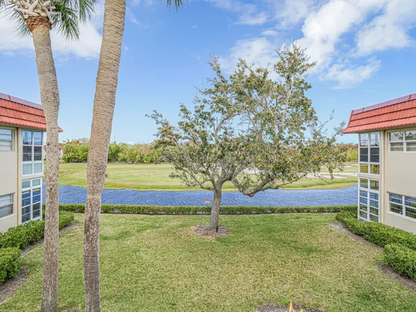 $1,200 | 74 Royal Oak Court, Unit 205, Vero Beach, FL 32962